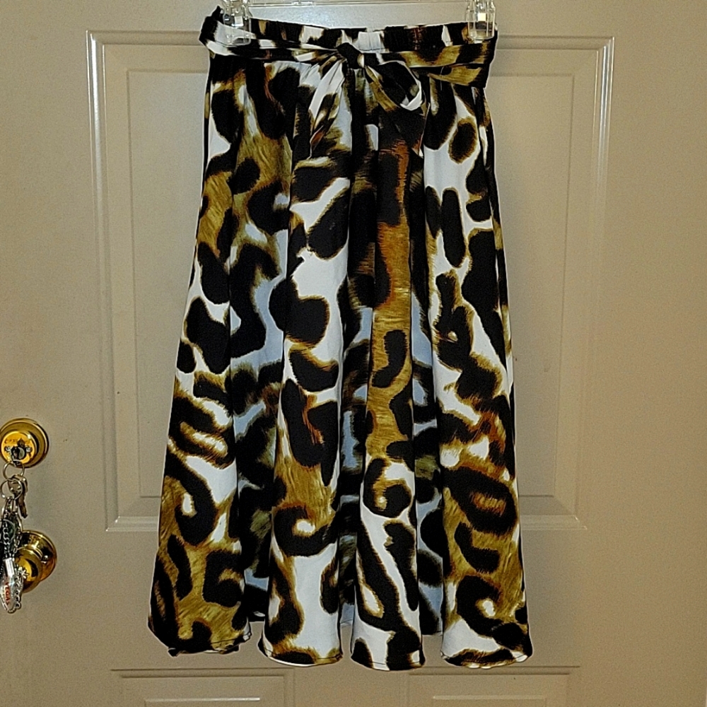 Nwot Women's A-line Skirt Size S with elastic waist in Animal Print
